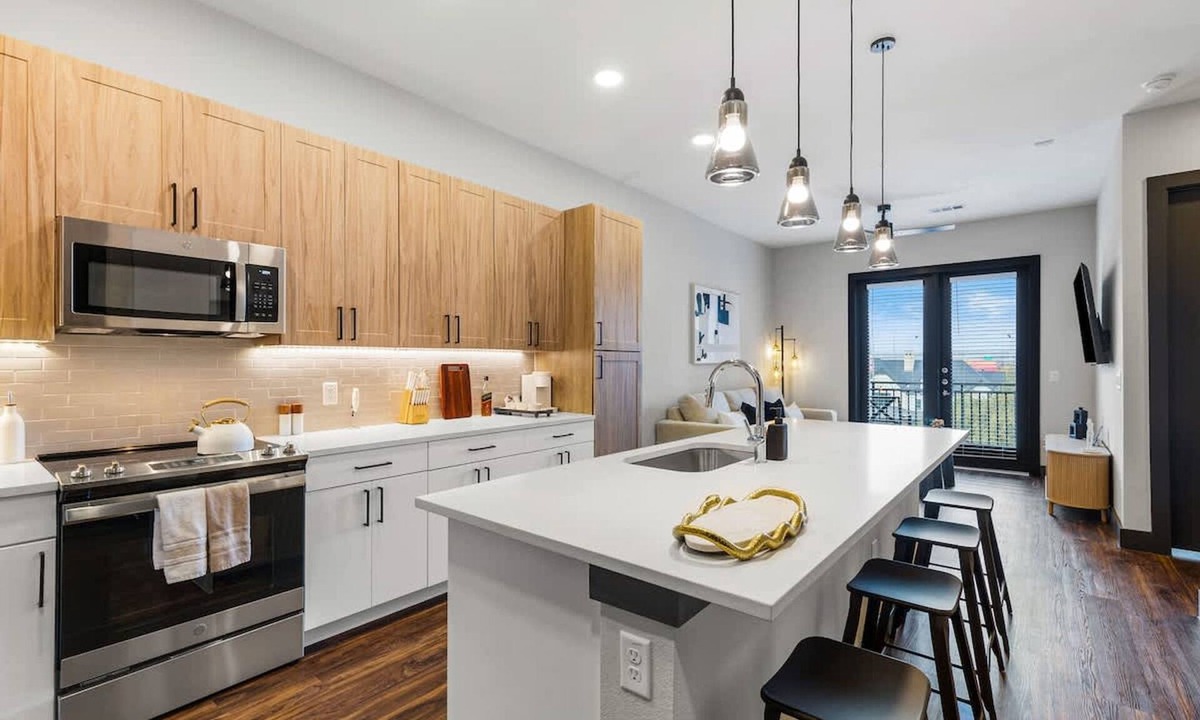 North Burnet Apartment | 12 Min to Downtown Pool Balcony Free Parking