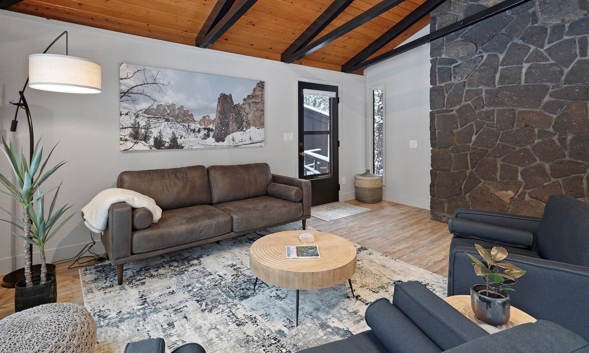 Sunriver House | 12 Quartz Mtn - Updated and Classy! Pickleball, SHARC, Fireplace, Backs to Sunriver Forest