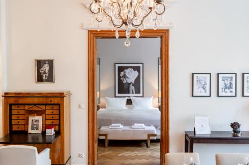West Berlin Centre Apartment | 120 sqm Historic Design Apartment Savignyplatz near Ku'damm