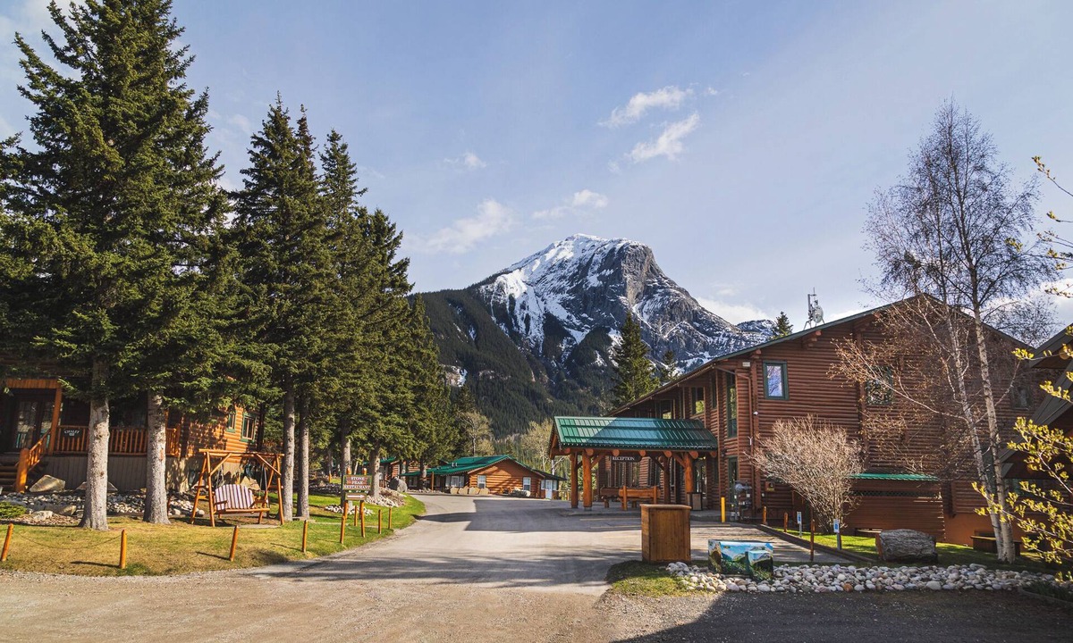 Jasper East Cabin | #125 Two Bedroom Chalet