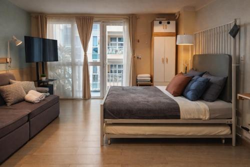 Pinagsama Apartment | 12e Spacious Cozy Suite at The Venice Mall with FREE Parking and Washing Machine