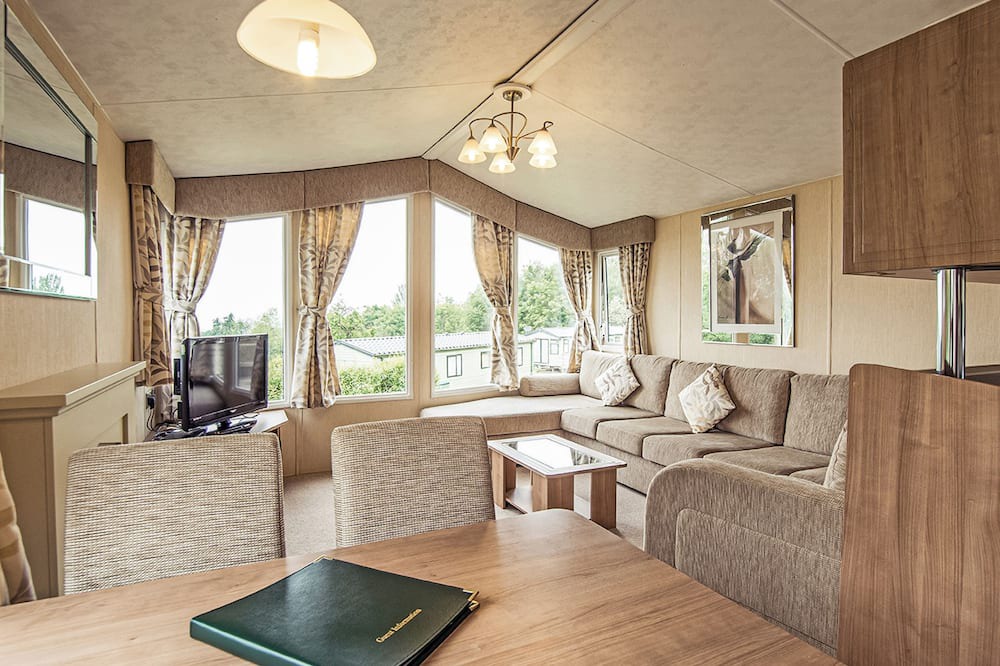 Upper Sapey House | 12ft-wide caravan with one double with en suite W.