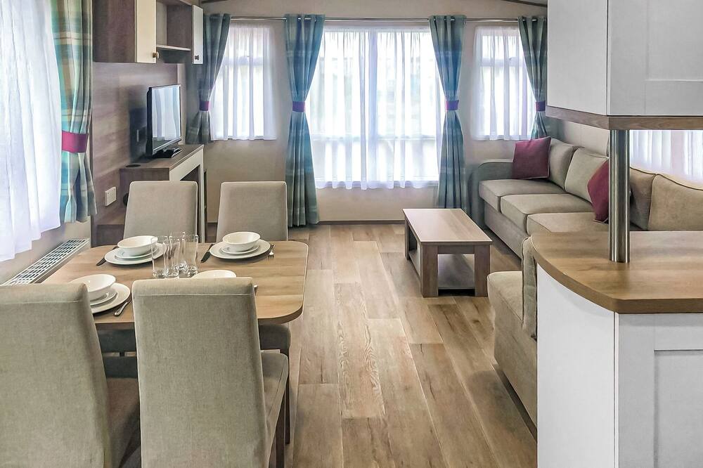 Chapel Saint Leonards House | 12ft-wide caravan with one double with en suite W.