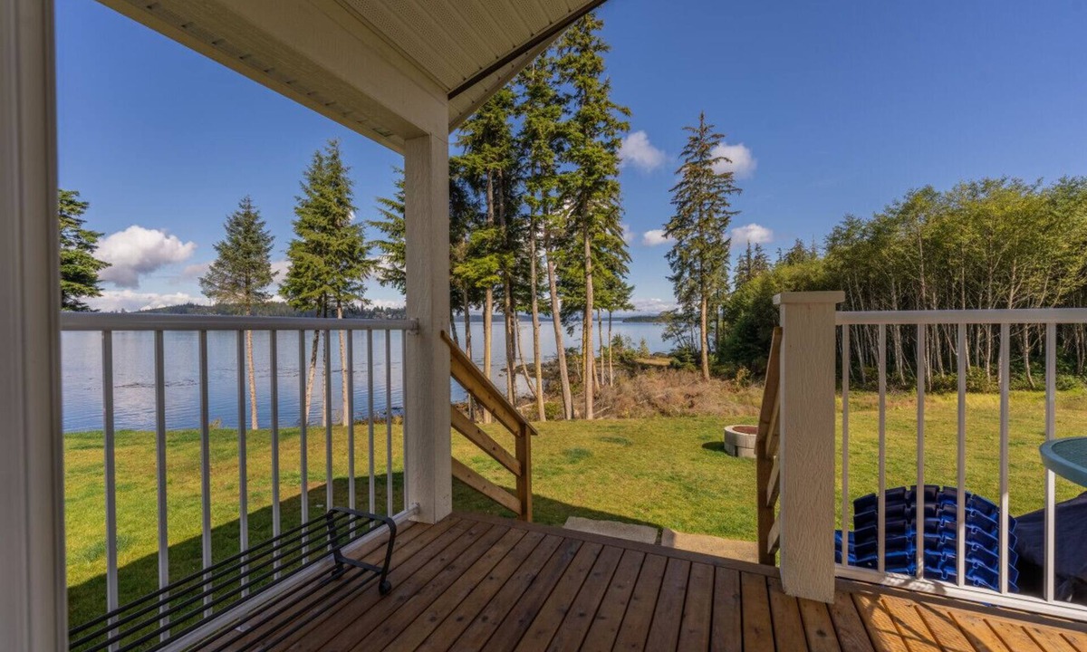 Regional District of Mount Waddington Apartment | 13 - Bothan Mara Cottage By The Sea at Alder Bay