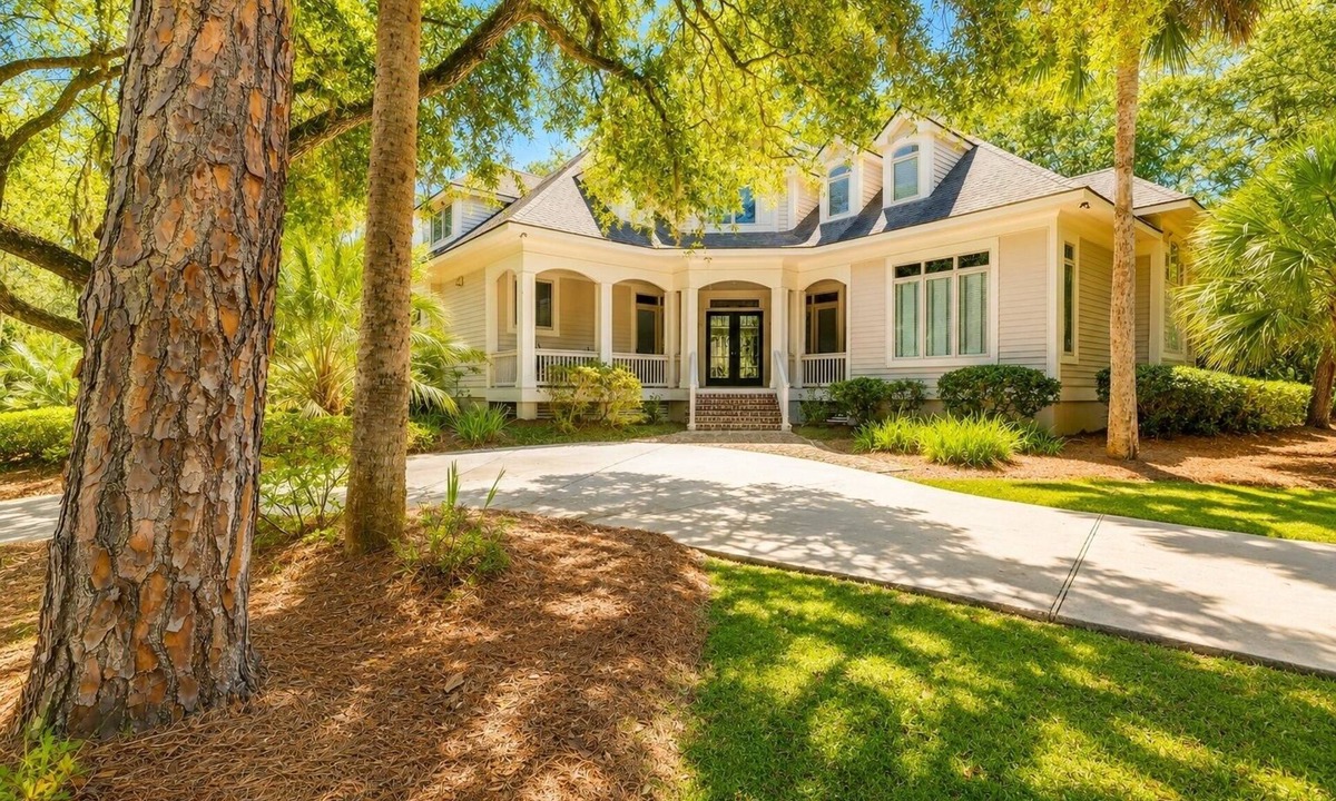 Oceanside House | 13 Duck Hawk -Relax on the Front porch w/rockers and a private pool!