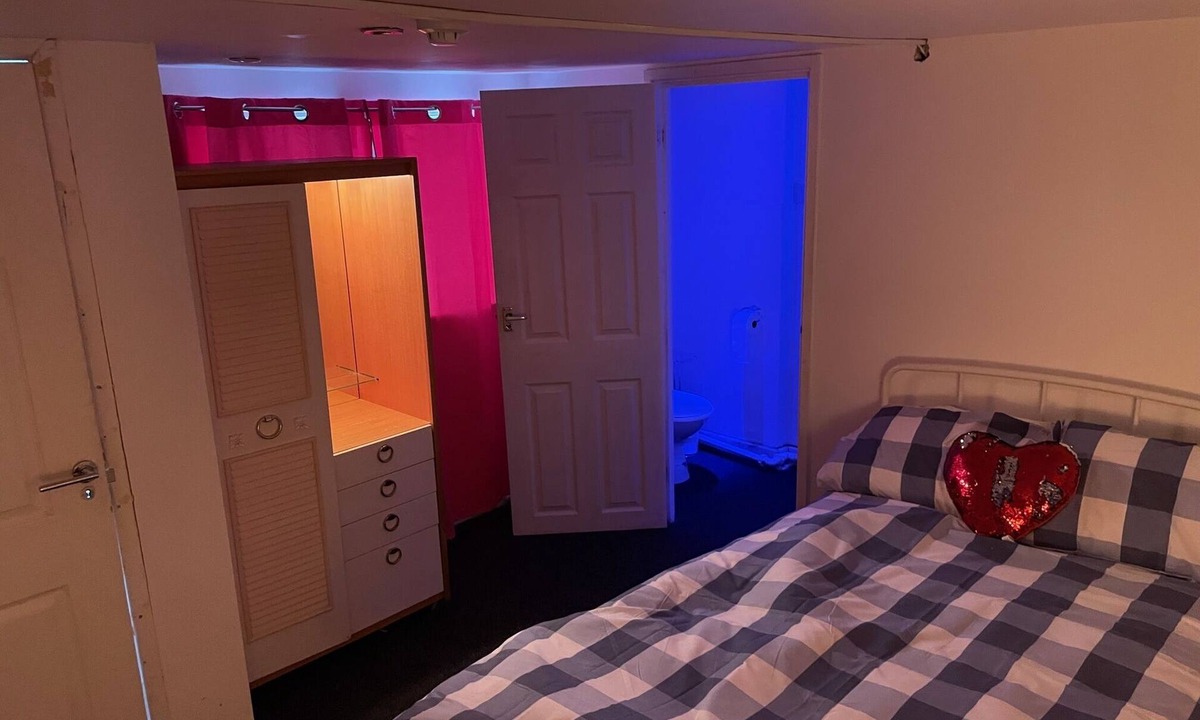 Shrewton House | 13 Guest Rooms 1602 Public House House Daily Cleaning House keeper