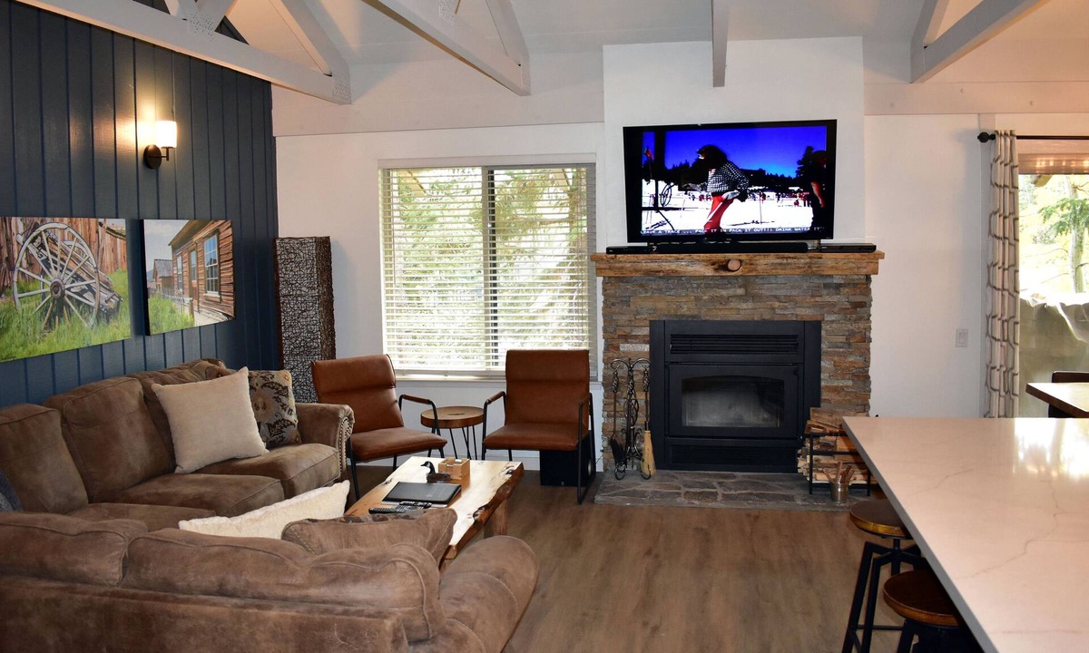 Mammoth Lakes Condo | #142 A corner unit with a view of Mammoth Mountain from the dining area