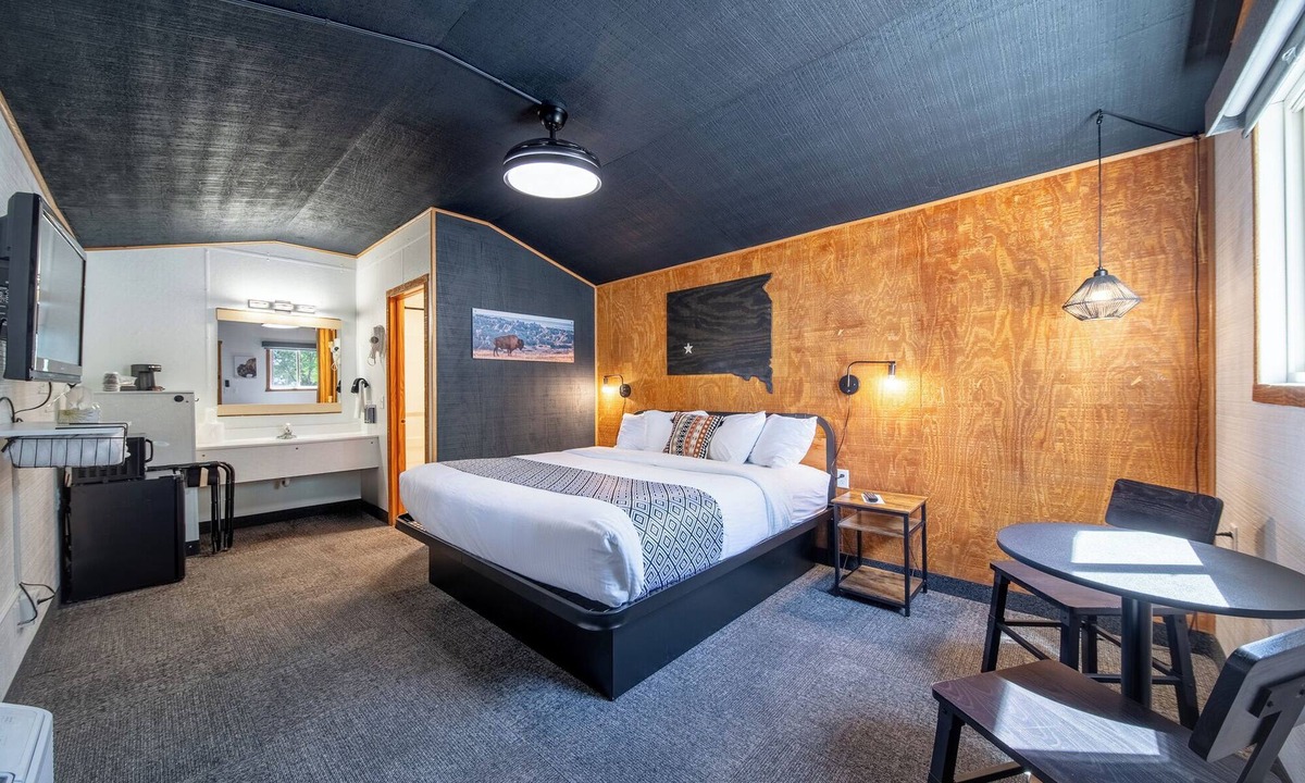Pinnacles Entrance Badlands Hotel | 15-Hansen Inn & Cabins, Cabin, Single King, No Pets, No Smoking