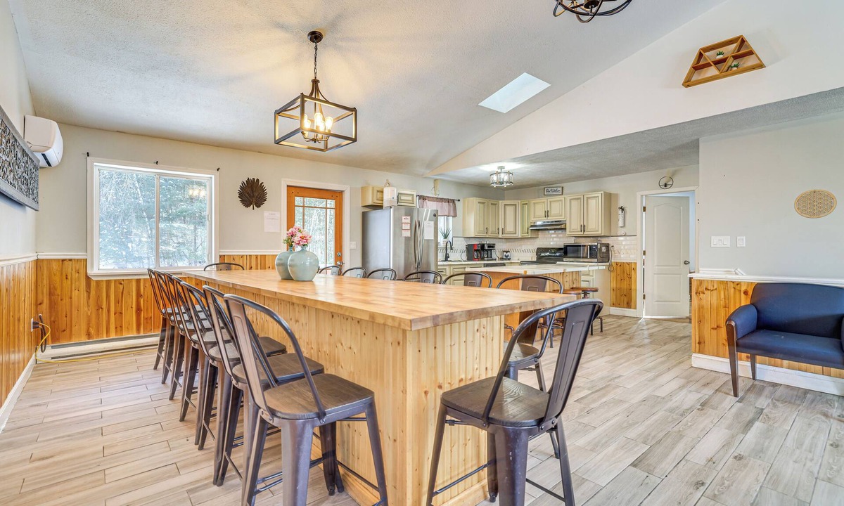 White Mills Cottage | 15 Mi to Ski Big Bear: Gem w/Deck & Game Room