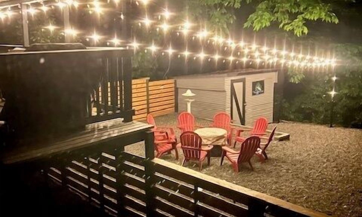 Victory Heights House | 15 Min Fan Zone & Stadium FIFA Lodging Forest Bathing by the Peaceful Creekside Firepit, BBQ, Games & Yoga,