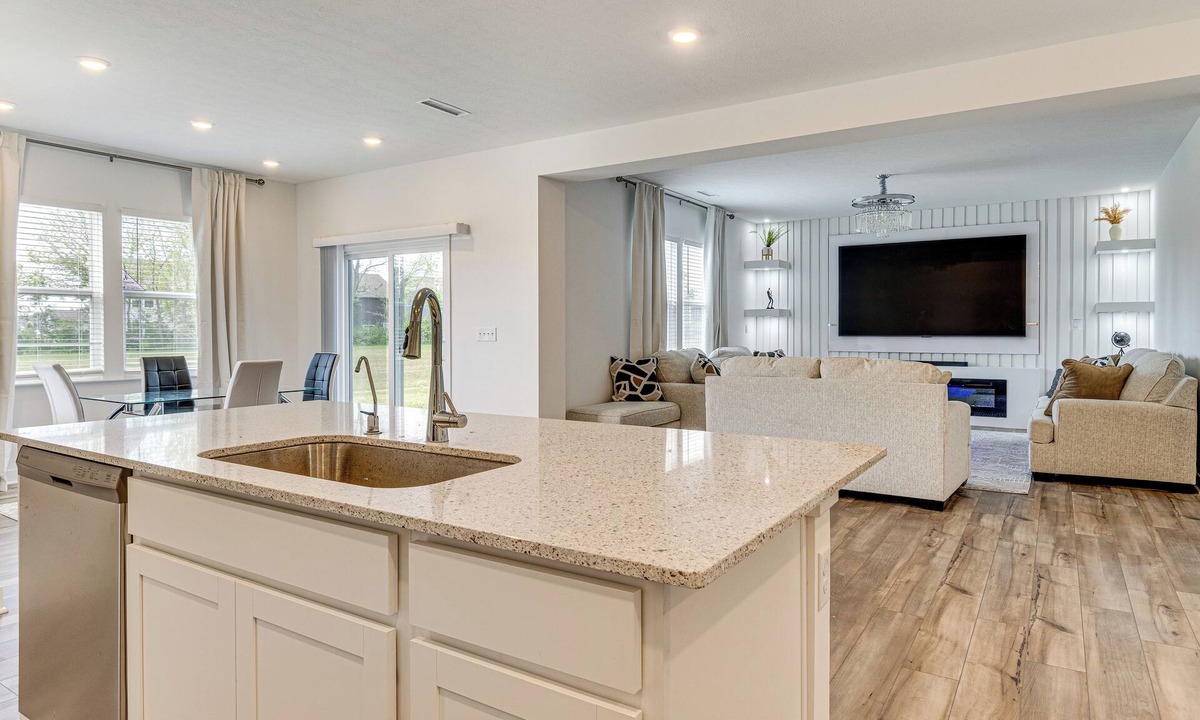 Avon Cottage | 16 Mi to Indianapolis: Group Getaway w/Pool Table