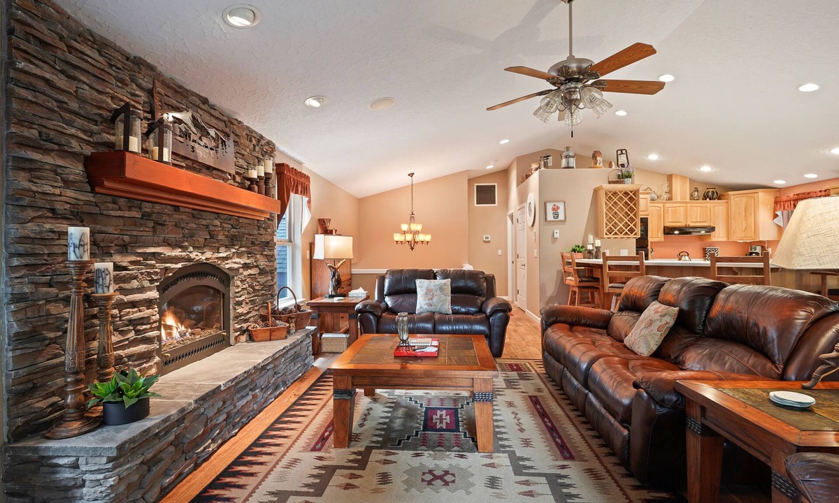 River Forest Acres House | 164 Jillian - Private, Peaceful Near Deschutes River, Hot Tub, Fenced Yard, Ping Pong, & Foosball