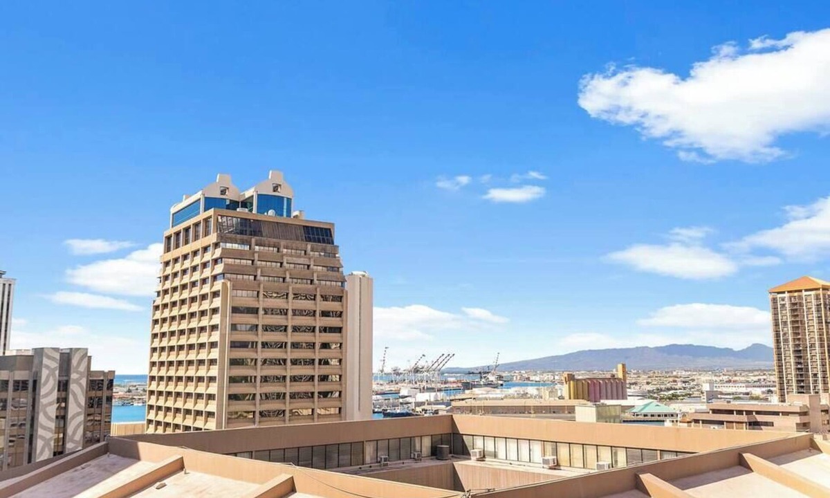 Downtown Honolulu Condo | 16th Fl Executive Center 1BR Condo | Parking | Pool | City View
