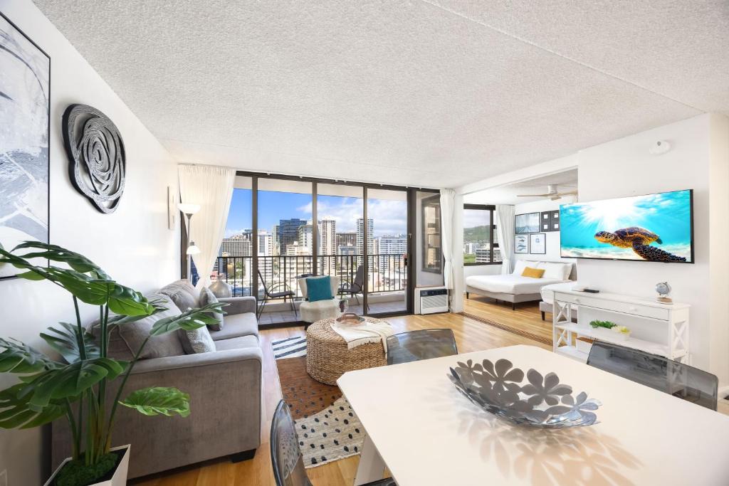 Waikiki Apartment | 17FL Fully Renovated, 5 mins to Beach with Parking
