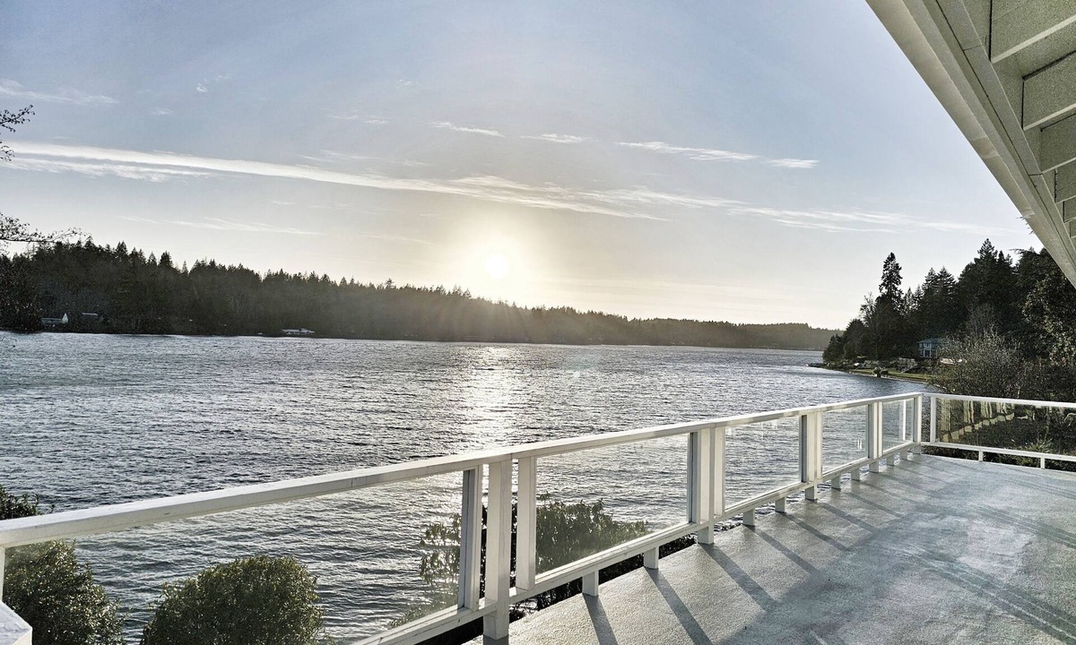 Agate House | 180' private beach and spacious entertainment oasis on Hammersley Inlet for 8!
