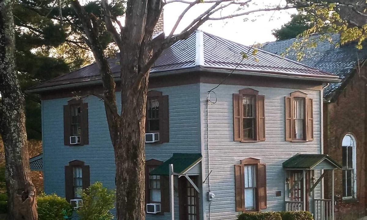 Deersville House | 1800's Patriot House Tappan Lake Deersville wifi, private yard