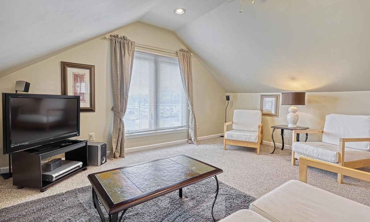Hershey House | 1800 sq ft Hershey House (3 floors)