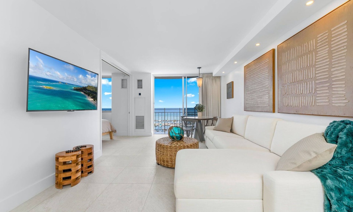 Waikiki Condo | 180° Oceanfront Gem: Fully Renovated Luxury Condo