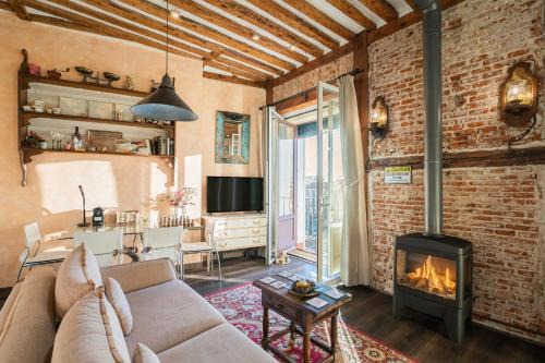 Centro Apartment | 1851: Exceptional 19th century studio in Madrid