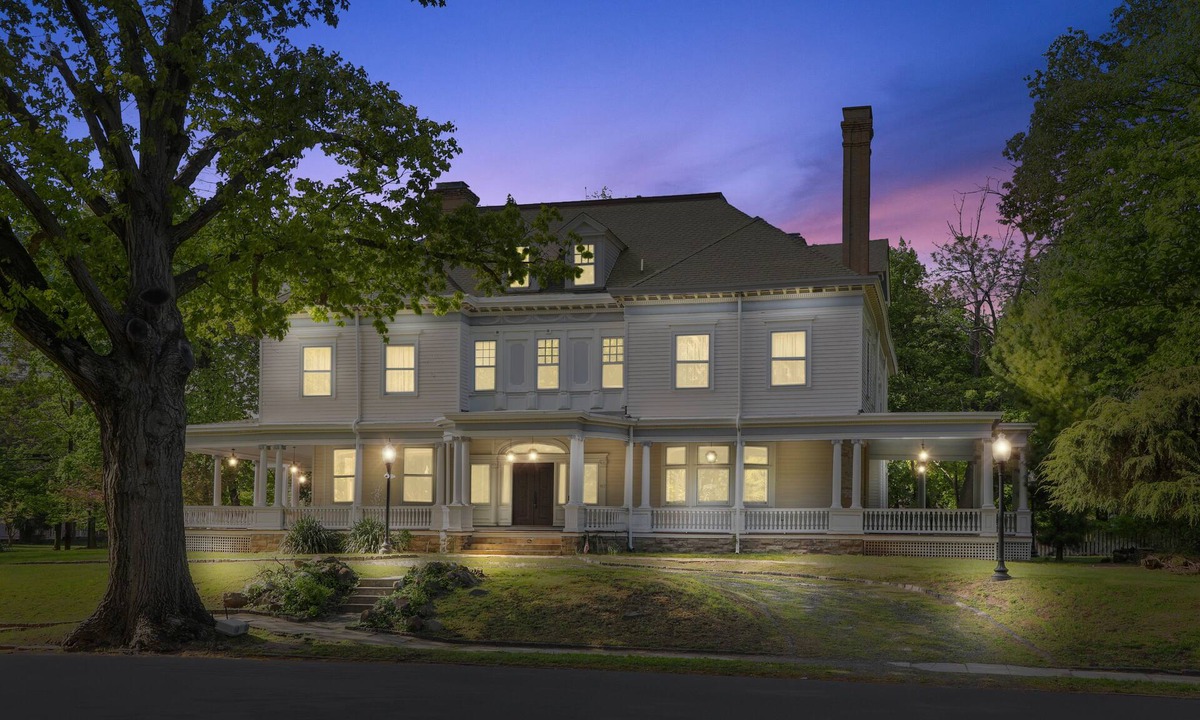 Plainfield House | 1897 MANSION 30 min to NYC Sleeps up to 26 with 12 bedrooms and 7 and 1/2 baths