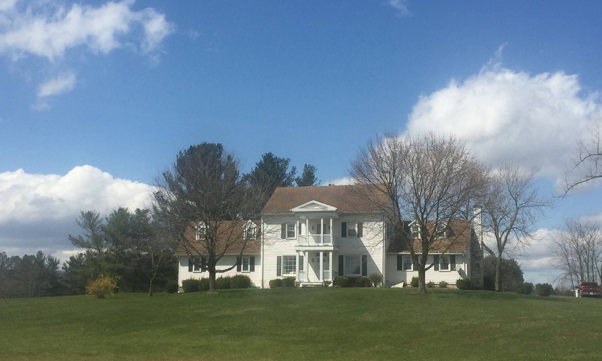 Mount Jackson House | 18th Century log Farm House in the heart of the Shenandoah wth all the comforts.