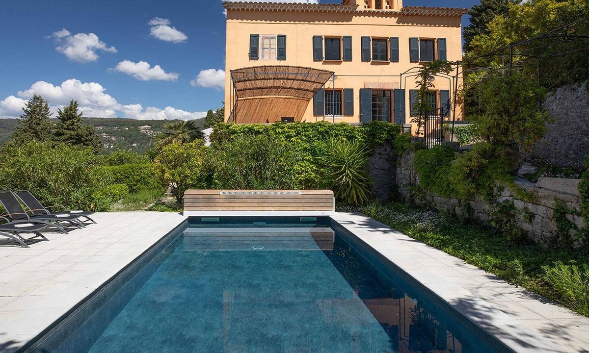 Grasse Villa | 18thC perfumer's home, heated pool & view