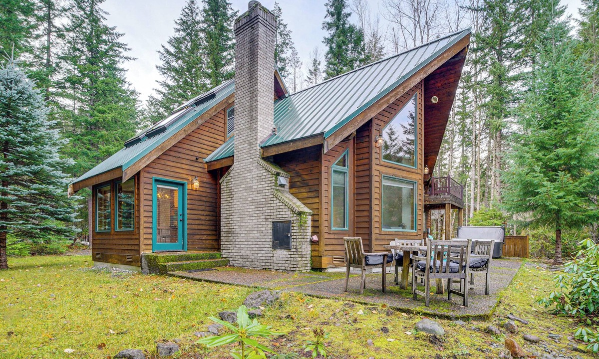 Enumclaw House | 19 Mi to Slopes at Crystal Mtn: Getaway w/Hot Tub