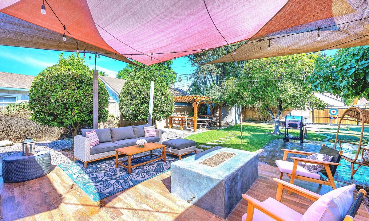 Riverside House | 1919 Modern Craftsman Casita with Backyard Oasis - New AC - Free EV Charging