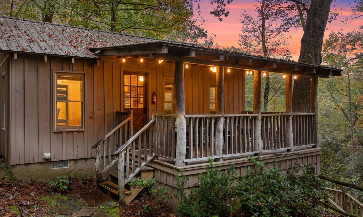 Mirror Lake Cabin | 1930's Highlands Hideaway, Restored Cozy Cabin, Dog Friendly, Fiber Optic WI-FI
