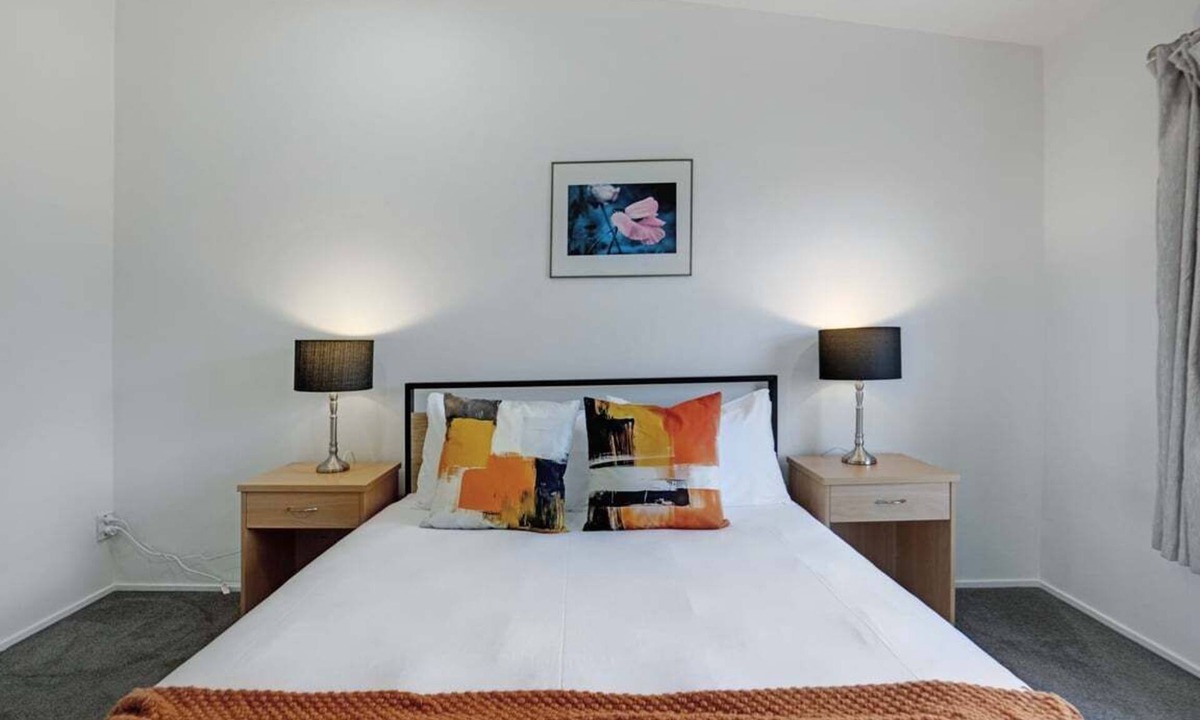Grafton Apartment | 1A Great Apt 2 BR Garage Parking 1 Stop on Train to Eden Park