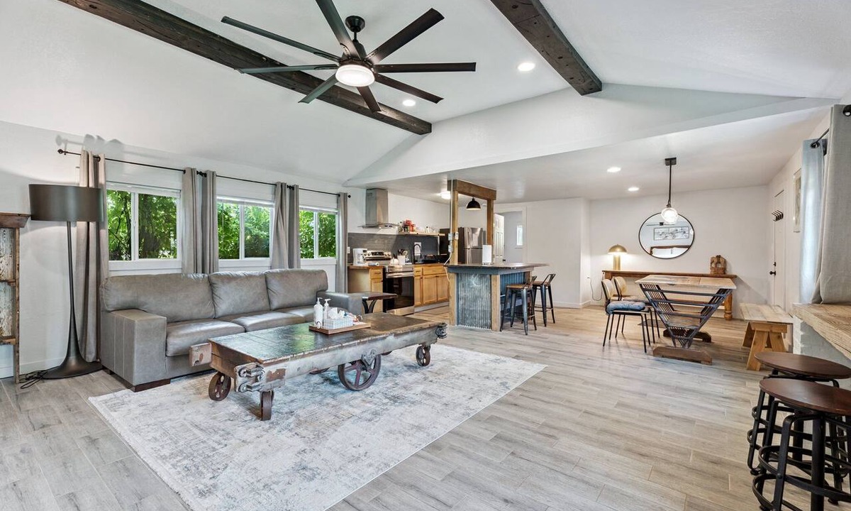 Central Oklahoma City Apartment | 1BR 4 mins from St. Anthony with a dedicated desk — built for work stays #14B