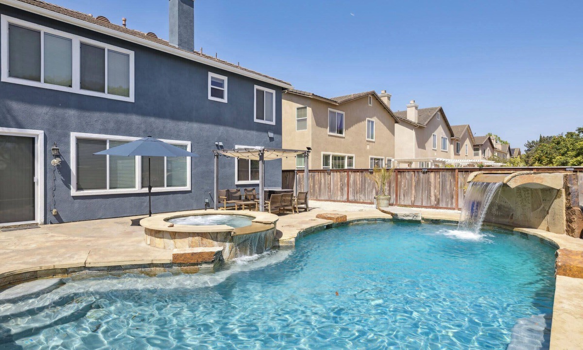 Oxnard House | 1BR Guest House | Poolside Dining | Near Beaches