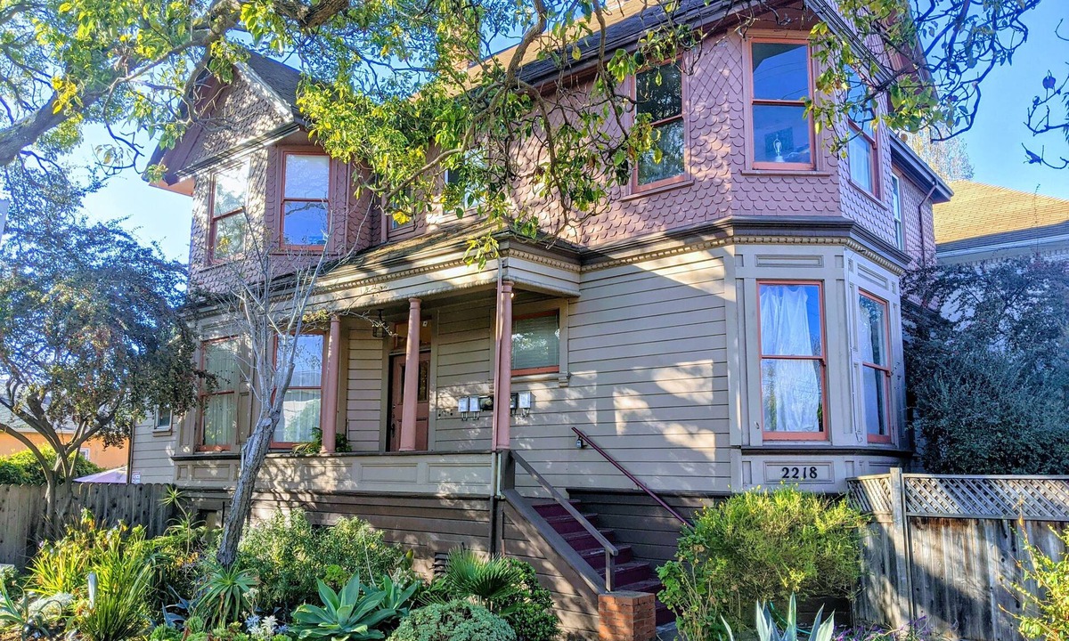 South Berkeley Apartment | 1BR in perfect Berkeley location - patio & yard!