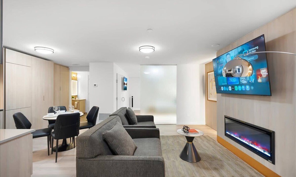 Toronto Entertainment District Apartment | 1BR Lower Boutique Suite Sleeps 4 WiFi+Parking