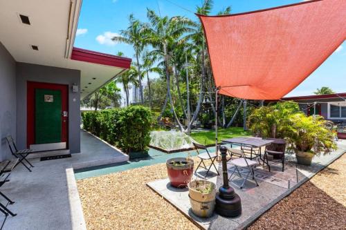 Downtown Hollywood Apartment | 1BR Studio Parking, BBQ, Garden In Hollywood