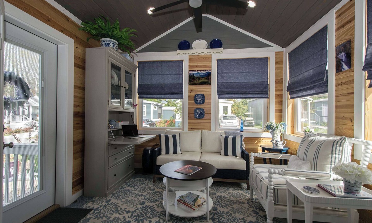 Upward House | 1BR Tiny Home w/King Bed + Outdoor Space