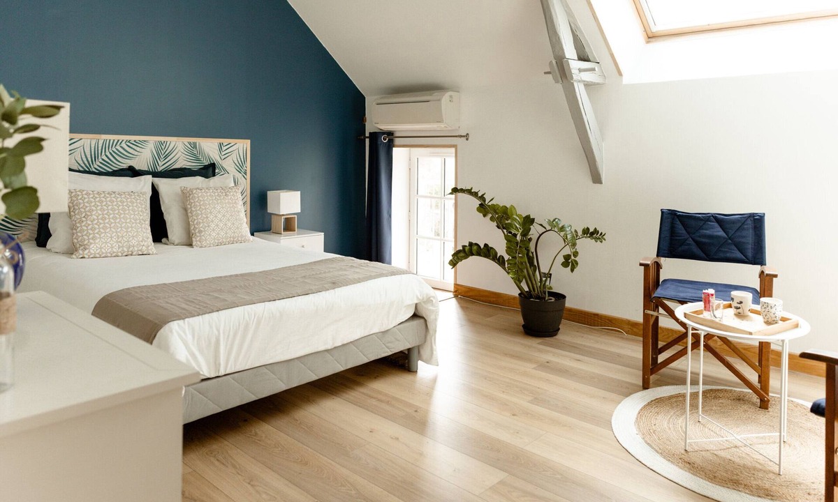 Chammes House | 1st floor bedroom - garden view