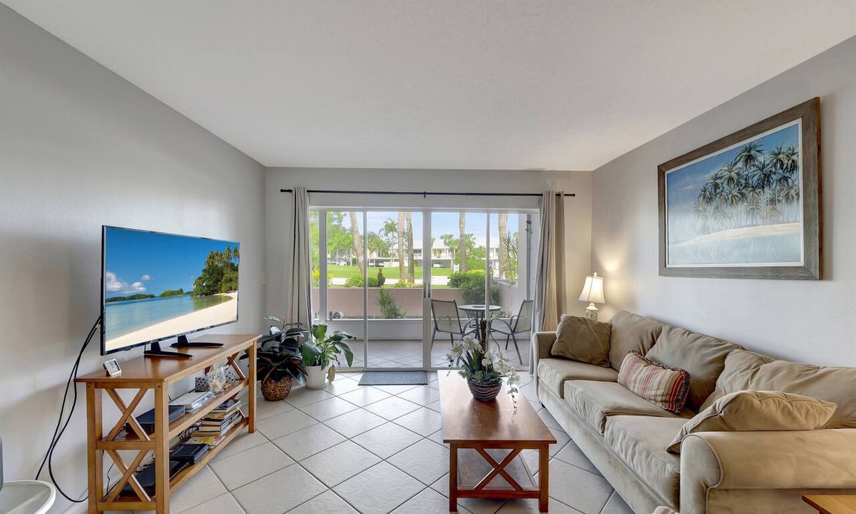 Plantation Condo | 2/2 Ground Unit 10 Min to beach on golf course