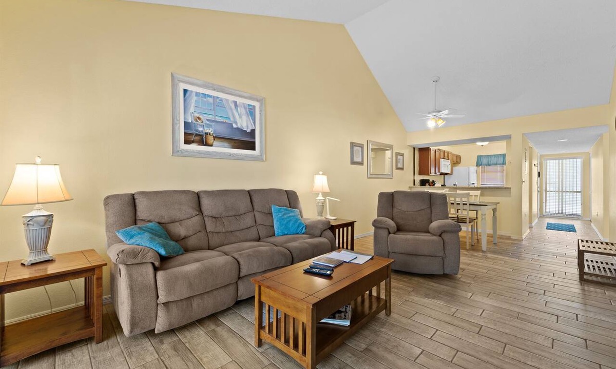Plantation Condo | 2/2 Vaulted Ceiling 10 Min to beach on golf course