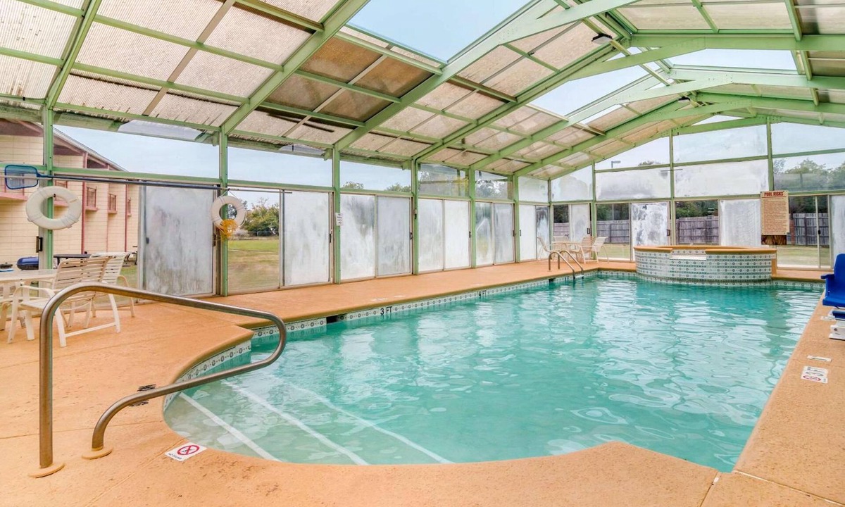 Perry Hotel | 2 Accommodations near Historic Downtown Perry | Free Parking | Pet Friendly Stay
