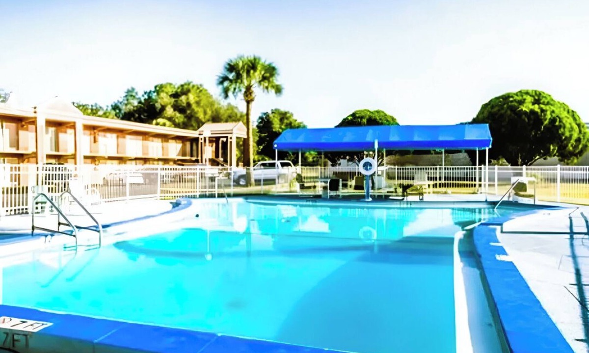 Silver Springs Hotel | 2 Accommodations near Appleton Museum of Art with Outdoor Swimming Pool