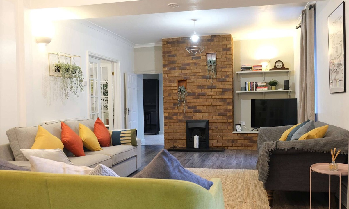 Earls Barton House | 2 Adjoining Spacious Homes w Garden - Sleeps 14