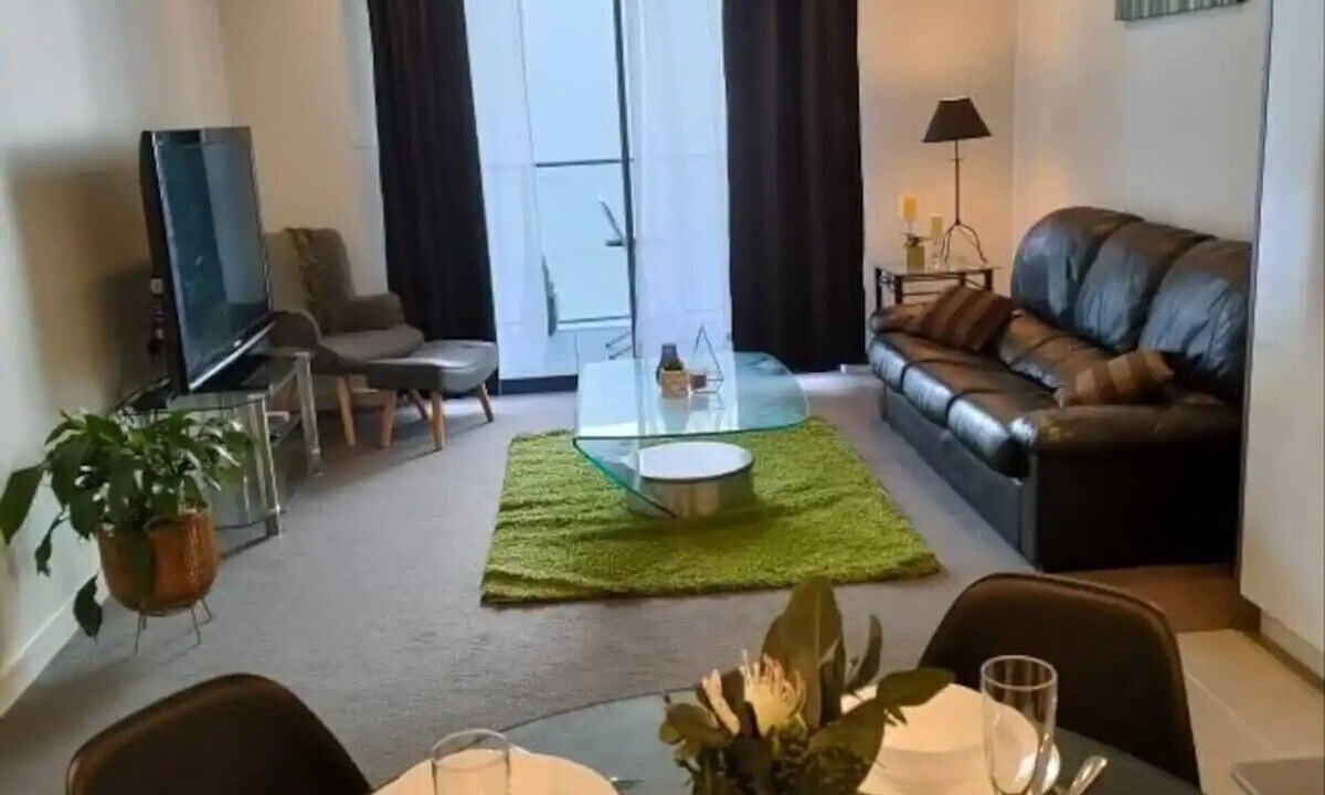 Griffith Apartment | 2 B/R modern apartment free parking prime location Canberra