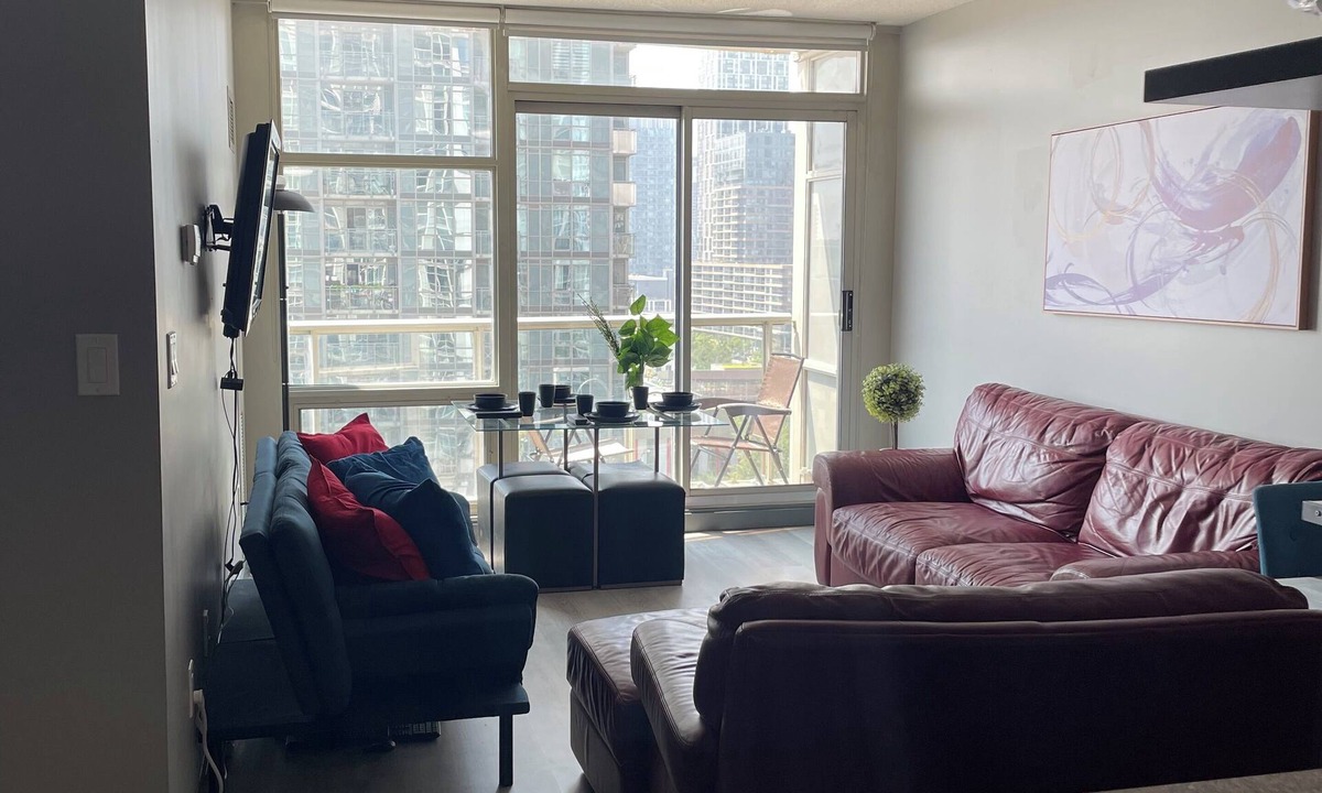 Toronto Entertainment District Condo | 2-bdr 1 bath downtown luxury condo, free parking sleeps 6