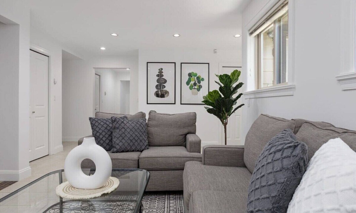 Canyon Heights House | 2 bdr Cozy Suite in North Van