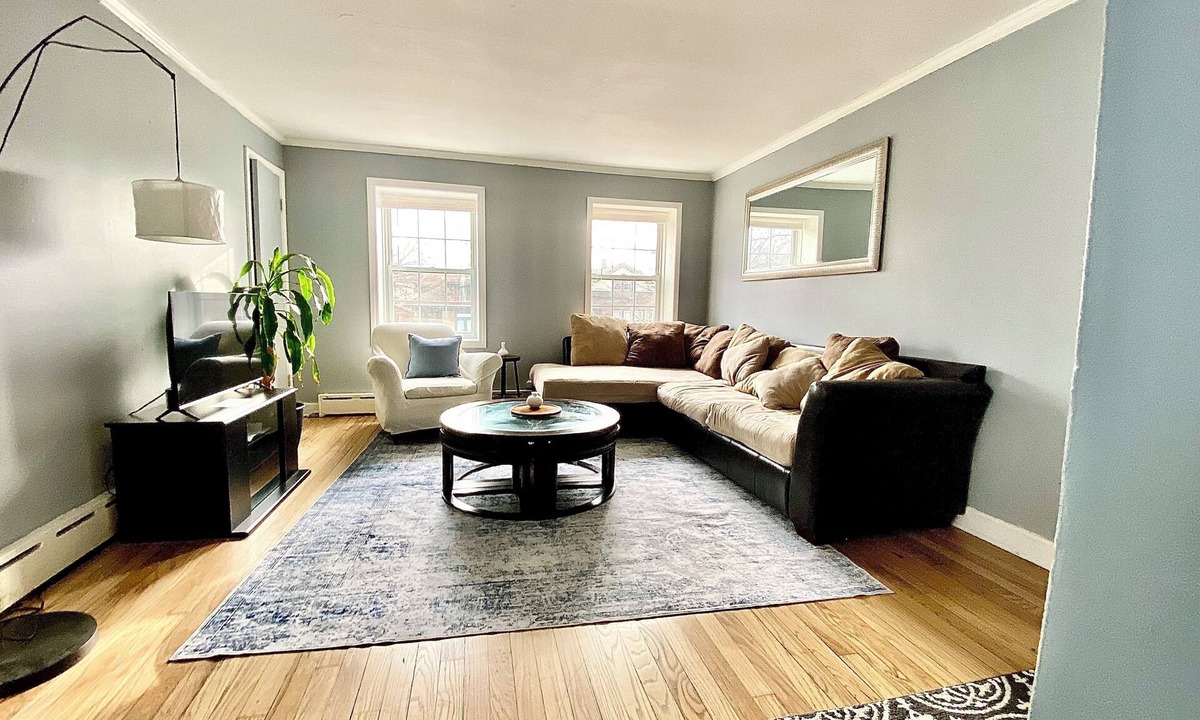 Evanston Apartment | 2-Bdrm Apt In-Unit Lndry & Balcony Near NU Hsptls ALL Basic Essentials