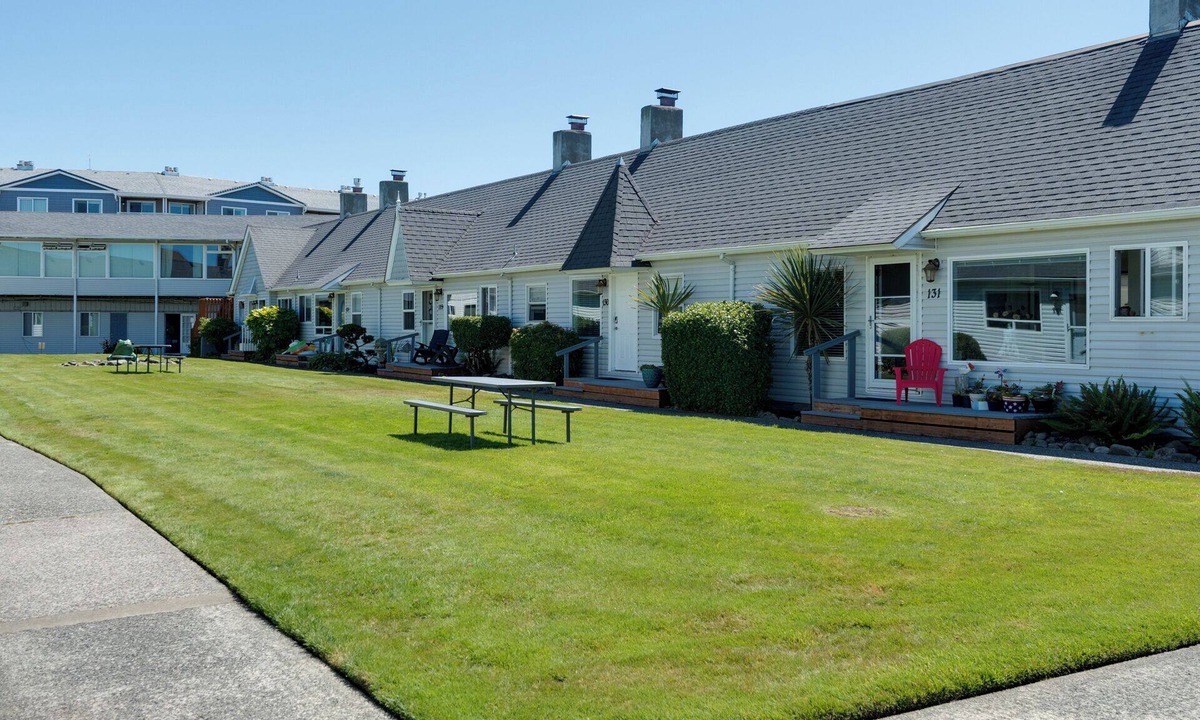 Seaside Cottage | 2 Bdrm Beachside/Poolside Condo, Tides by the Sea, Great for family's - Unit 121
