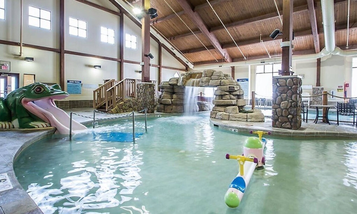 Wisconsin Dells Cabin | 2 BDRM SLEEPS 6 BLUEGREEN CHRISTMAS MOUNTAIN VILLAGE INDOOR/OUTDOOR POOL HOT TUB