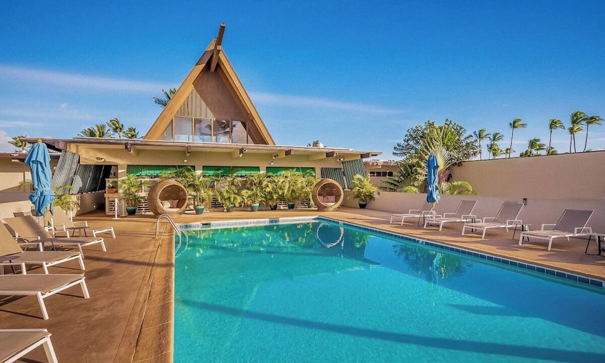 Kahului Hotel | 2 Beachfront Rooms with Scenic Views and Outdoor Pool