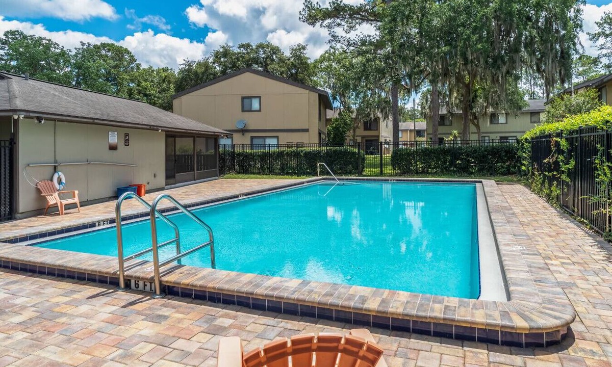 Gainesville Apartment | 2 bed/1.5 bath | Close to Shopping Plazas + POOL!